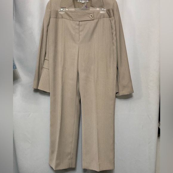 TAHARI 2PC Beige Pinstripe Pantsuit 12P EUC - Picture 9 of 10